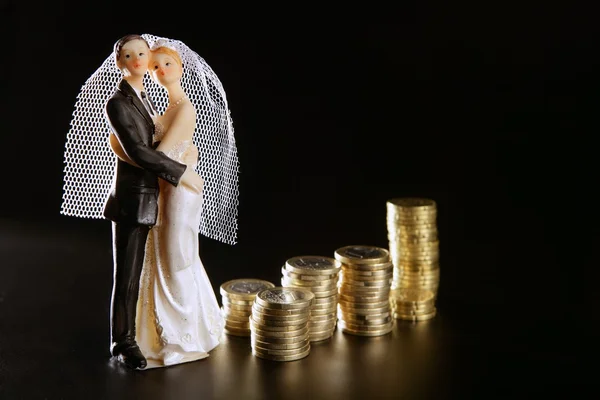 Casamento figurine casal e moedas de ouro — Fotografia de Stock
