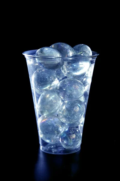 Glazen bollen onder blauw licht — Stockfoto