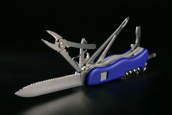 Швейцарський multi мети синій ножем — стокове фото