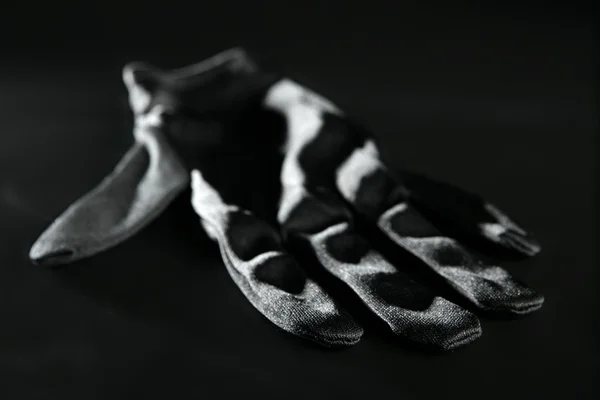 Vuile werk met zwarte handschoenen metafoor — Stockfoto