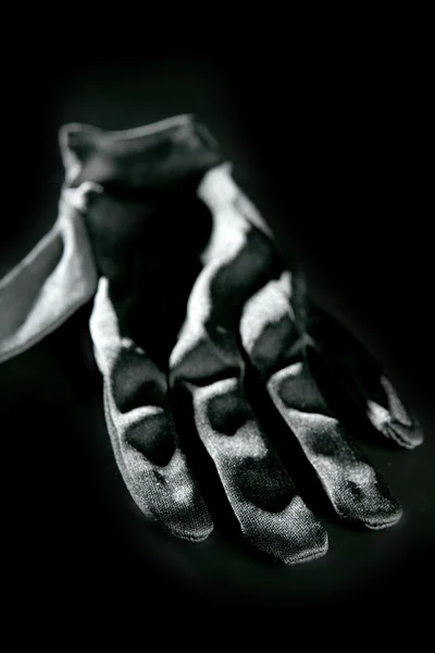 Špinavá práce s metaforou černé rukavice — Stock fotografie