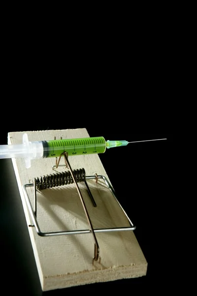 Color syringe on mouse trap — Stock Photo, Image
