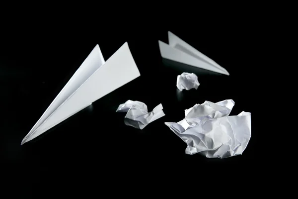 Prullenbak papier en lucht vliegtuig — Stockfoto