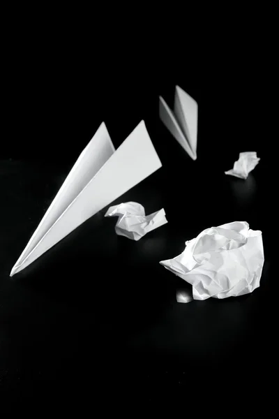 Prullenbak papier en lucht vliegtuig — Stockfoto