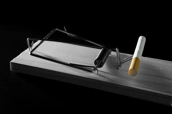 Sigara adicction bir fare kapanı olarak — Stok fotoğraf