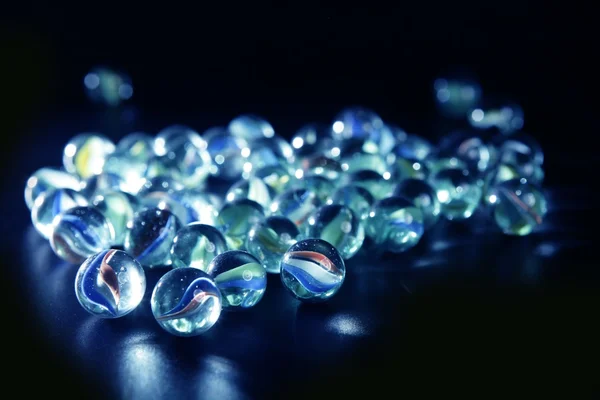 Стеклянные шарики с голубыми отражениями — стоковое фото