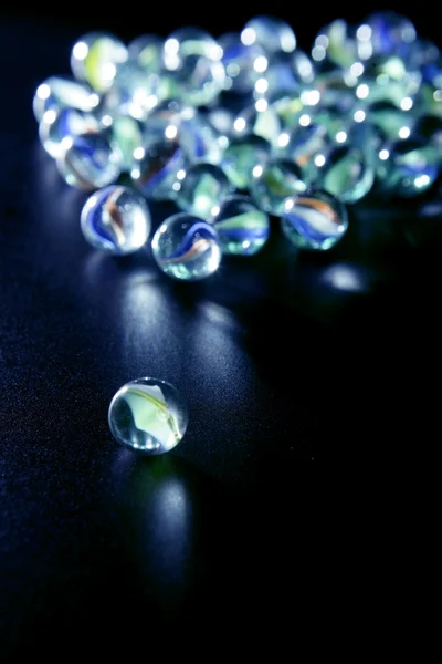 Mármores de vidro com reflexos azuis — Fotografia de Stock