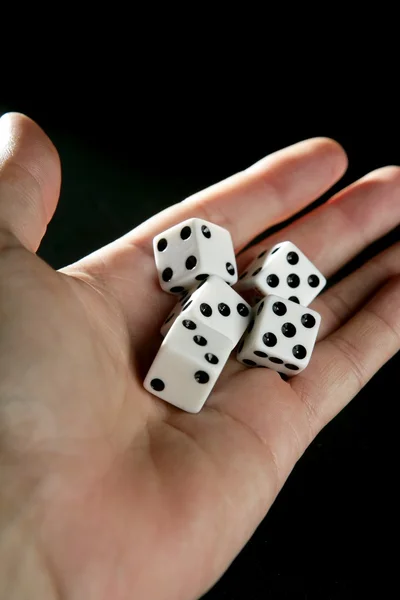 Gambler fem tärningar i mänsklig hand — Stockfoto