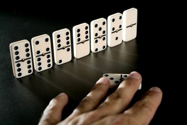 Domino spel bedrijf metafoor — Stockfoto