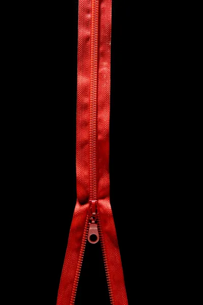 Κόκκινα ρούχα zip απομονωθεί πάνω από το μαύρο — Φωτογραφία Αρχείου