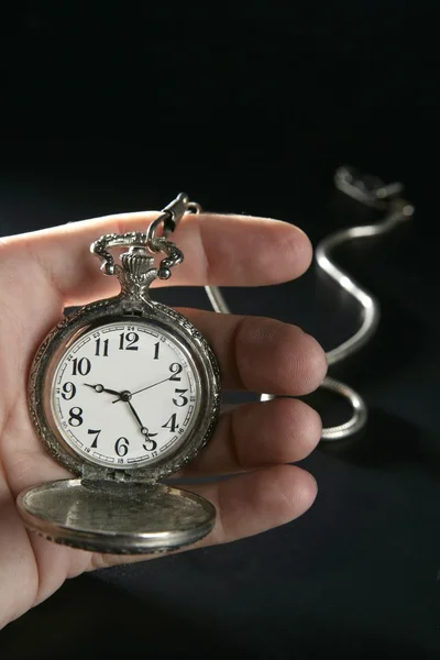 Velho relógio de bolso de prata relógio na mão humana — Fotografia de Stock