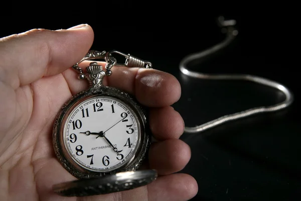 Παλιό ρολόι ρολόι ασημένια τσέπη στο ανθρώπινο χέρι — Φωτογραφία Αρχείου