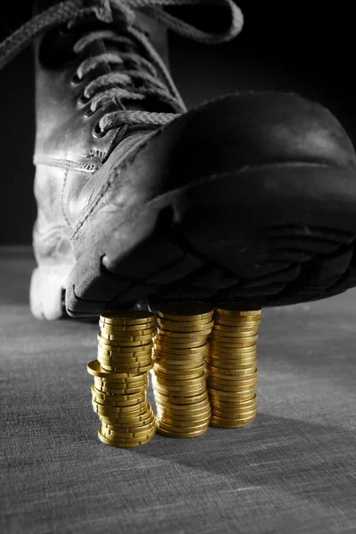 Treading três colunas de moedas com uma bota — Fotografia de Stock
