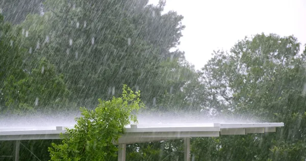 Bir kasırga fırtınada beyaz bir çatı üzerinde yağmur — Stok fotoğraf