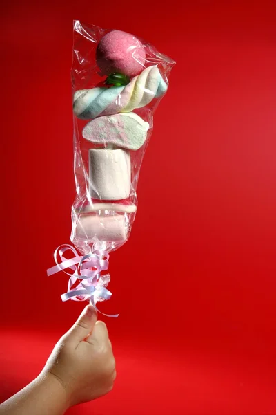 甘いお菓子の棒で子供の手 — ストック写真