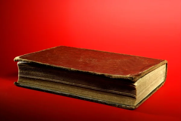 Velho livro clássico envelhecido de perto — Fotografia de Stock