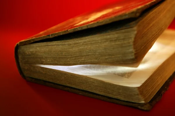 Oude leeftijd boek dicht omhoog, lichte gloeiende binnenkant — Stockfoto