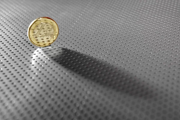 Ένα κέρμα ευρώ πάνω από το σχέδιο τρυπών ασημένια — Φωτογραφία Αρχείου