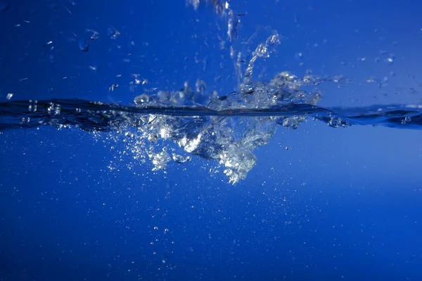 Blauwe water dalen als splash — Stockfoto