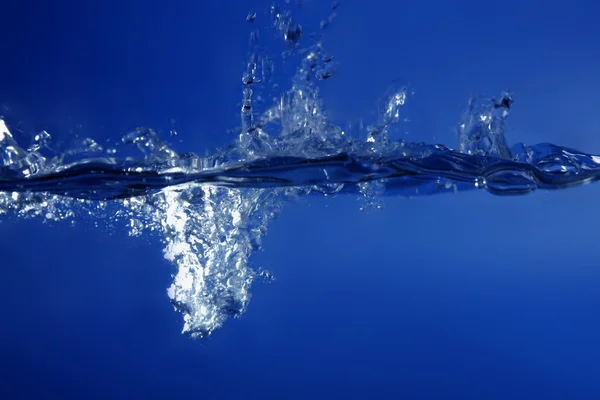 Blaues Wasser fällt wie Spritzer — Stockfoto