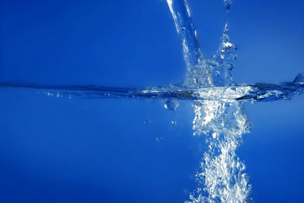 Água azul caindo como salpicos — Fotografia de Stock