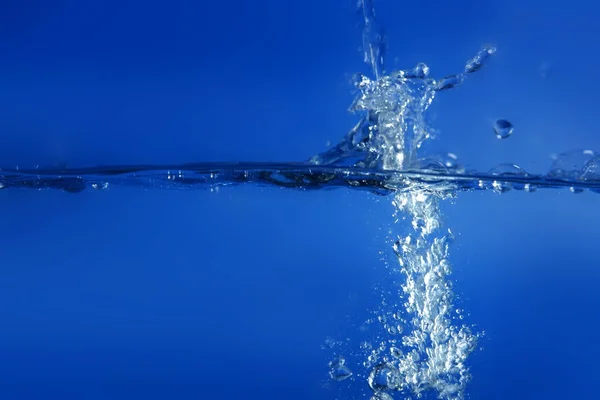 Blaues Wasser fällt wie Spritzer — Stockfoto