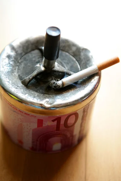 Aschenbecher mit Zigarette — Stockfoto