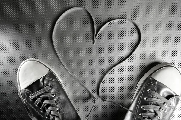 Schnürsenkel aus silbernen Schuhen — Stockfoto