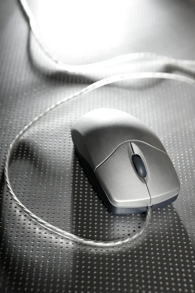 Срібна комп'ютерна провідна миша на металевому сталевому фоні — стокове фото