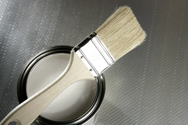 Pincel de pintor y lata de pintura blanca — Foto de Stock
