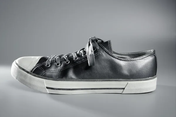 Деталі срібного спортивного взуття — стокове фото