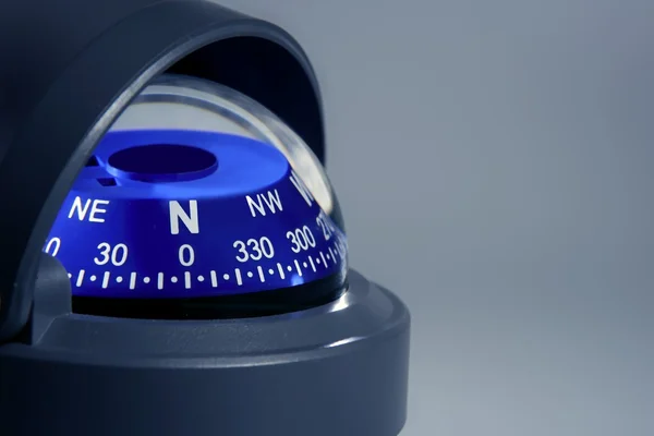 Blauwe nautische kompas close-up — Stockfoto