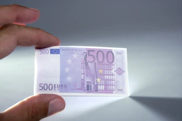 Doigts humains tenant de petits billets en euros monnaie — Photo