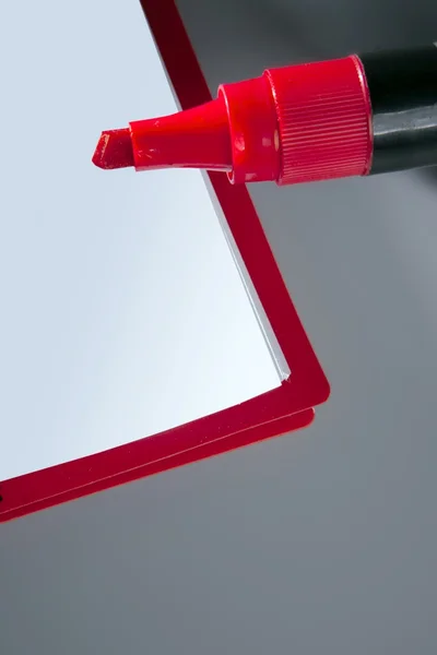 Prázdná kopie prostoru notebook s červenou velkým perem značky — Stock fotografie
