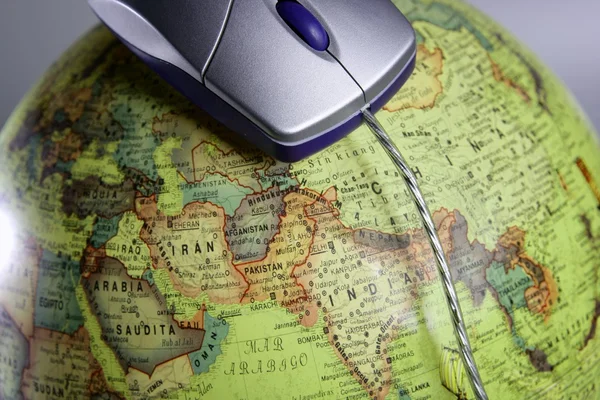 Computador com fio mouse sobre o mundo mapa global da terra — Fotografia de Stock
