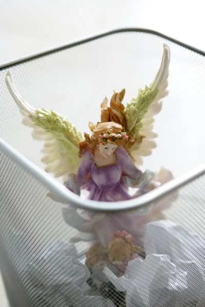 Engel saint figuur in de prullenmand office — Stockfoto
