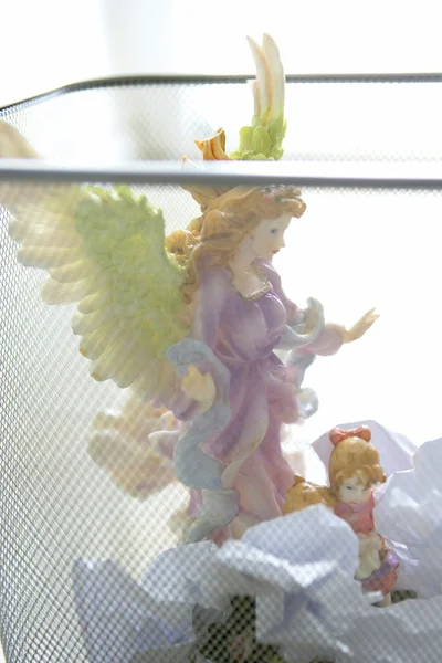 Engel saint figuur in de prullenmand office — Stockfoto