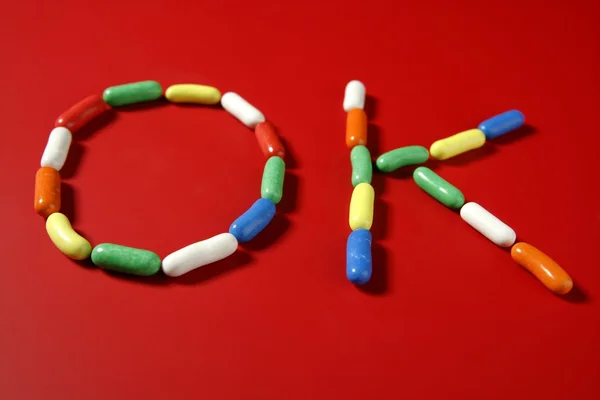 Цукерки барвисті цукерки з літерами форми — стокове фото