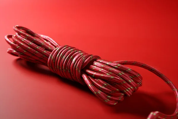 Carretel de fio vermelho no fundo monocromático — Fotografia de Stock