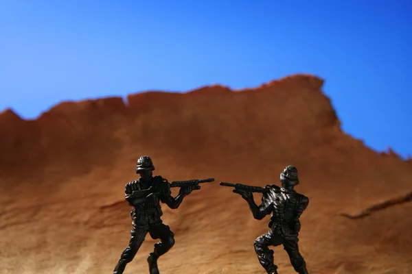 Пластиковий іграшковий солдат над дерев'яною горою — стокове фото
