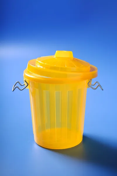 Желтый мусорный бак — стоковое фото