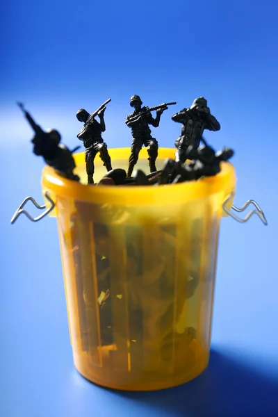 Zabawki żołnierzy wiersz na śmietnik, koniec wojny metafory — Zdjęcie stockowe