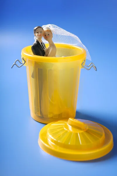 Figurine de mariage sur la poubelle jaune — Photo