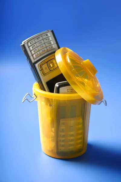 Mobil mobiele telefoon op de prullenmand — Stockfoto