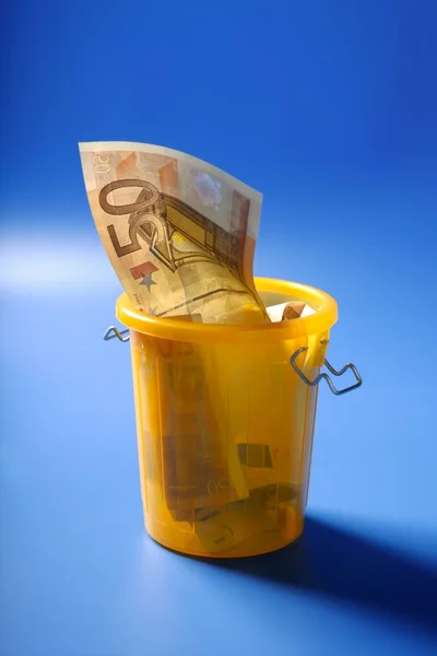 Fünfzig-Euro-Schein auf dem Müll — Stockfoto