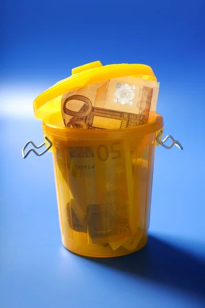 Nota de moeda de 50 euros sobre o lixo — Fotografia de Stock