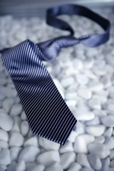 Άφησε τη γραβάτα του σε ένα σύγχρονο άσπρες πέτρες τραπέζι — Φωτογραφία Αρχείου