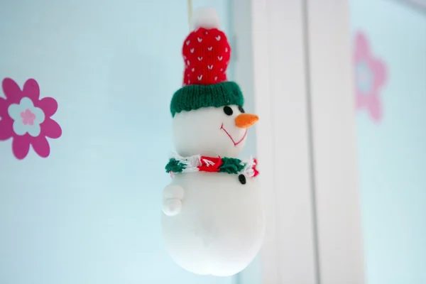 Muñeco de nieve colgando en la ventana blanca — Foto de Stock