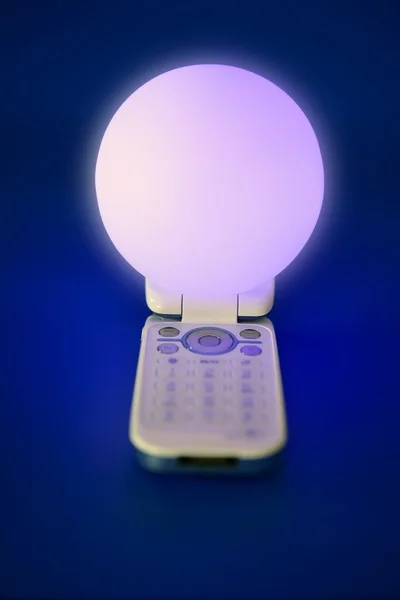 Glödande ljus sfär på mobil mobiltelefon — Stockfoto
