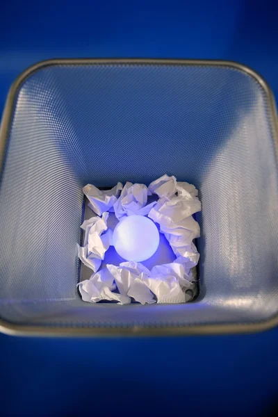 Esfera de luz brilhante no escritório de papel — Fotografia de Stock